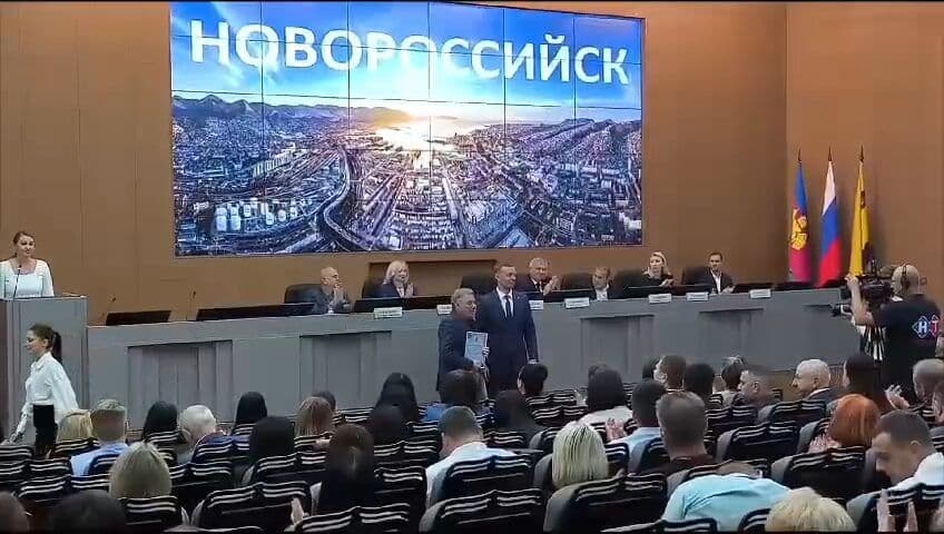 Глава Новороссийска вручил грамоты предпринимателям города, принимающим активное участие в субботниках