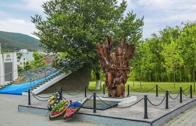 Памятник «Взрыв» в поселке Мысхако