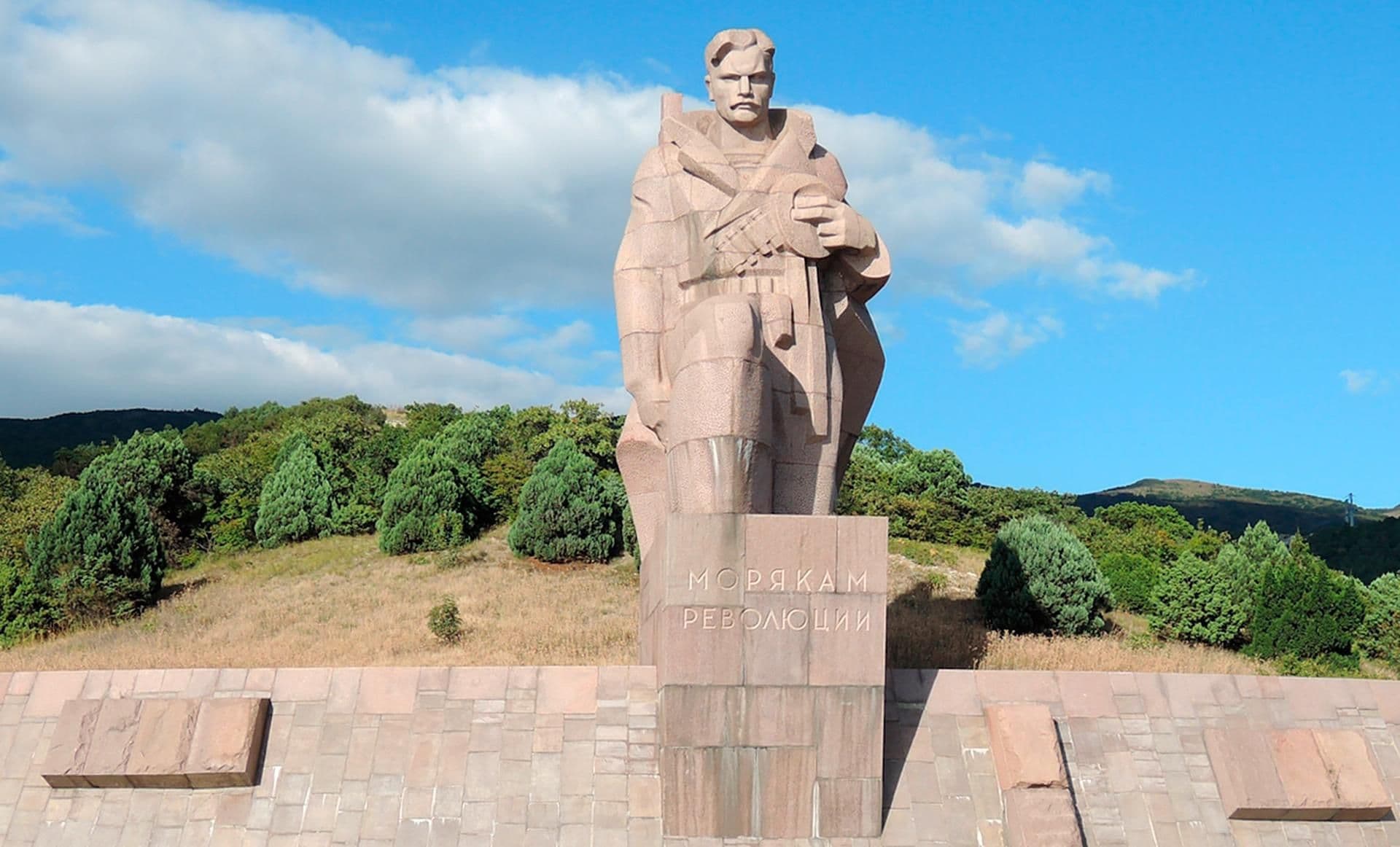 «В память затопленных кораблей Черноморского флота 18 июня 1918 года» или памятник «Морякам революции»