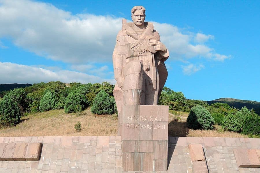 «В память затопленных кораблей Черноморского флота 18 июня 1918 года» или памятник «Морякам революции»