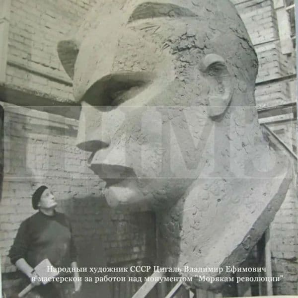 «В память затопленных кораблей Черноморского флота 18 июня 1918 года» или памятник «Морякам революции»
